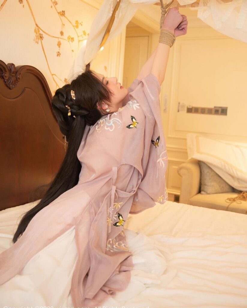 อาจู (A Zhu) นางแบบสาวเซ็กซี่จีน ผู้เป็นไวรัลบนรถเมล์ กับ ชุดวาบหว